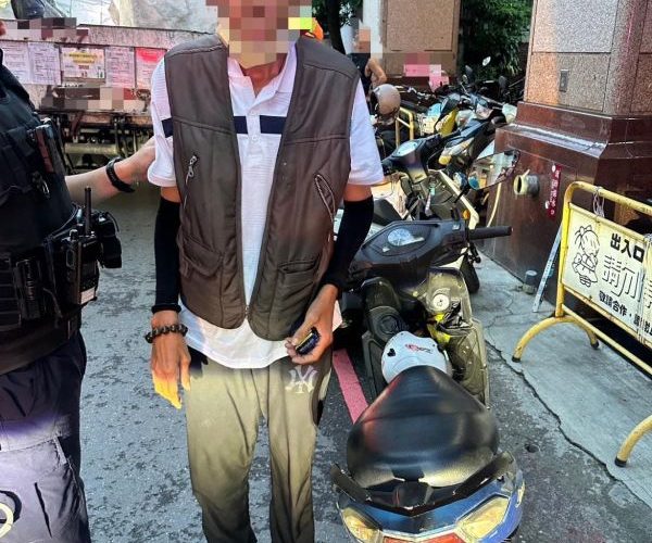 無照只是煙霧彈 蛇行男死抱手套不放　警一查竟藏海洛因、安毒1